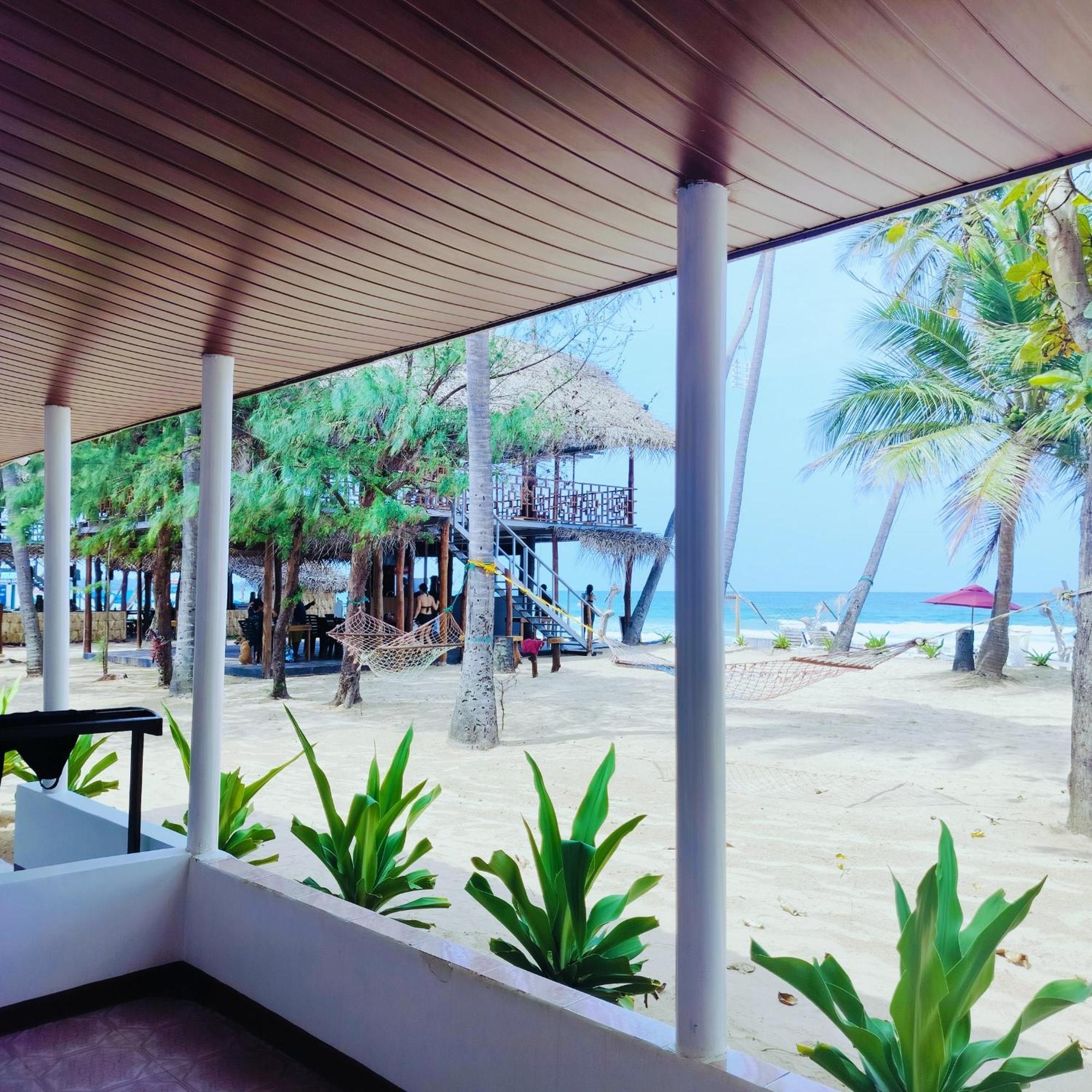 French Garden Pragash Beach Hotel تريكونامالاي المظهر الخارجي الصورة